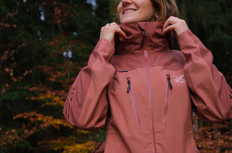 Julia von Dogorama mit RevolutionRace Silence Proshell 3L Jacket