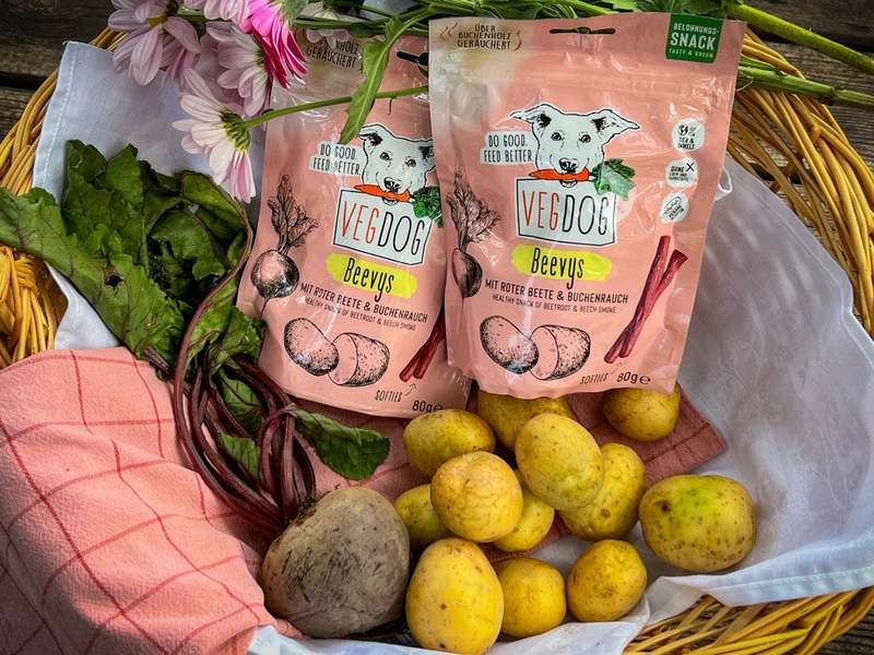 VEGDOG Beevys in einem Korb mit Kartoffeln und Roter Beete