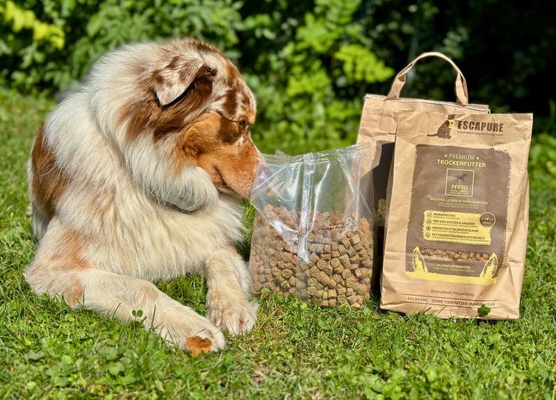 Luki mit zwei Säcken des ESCAPURE Trockenfutters