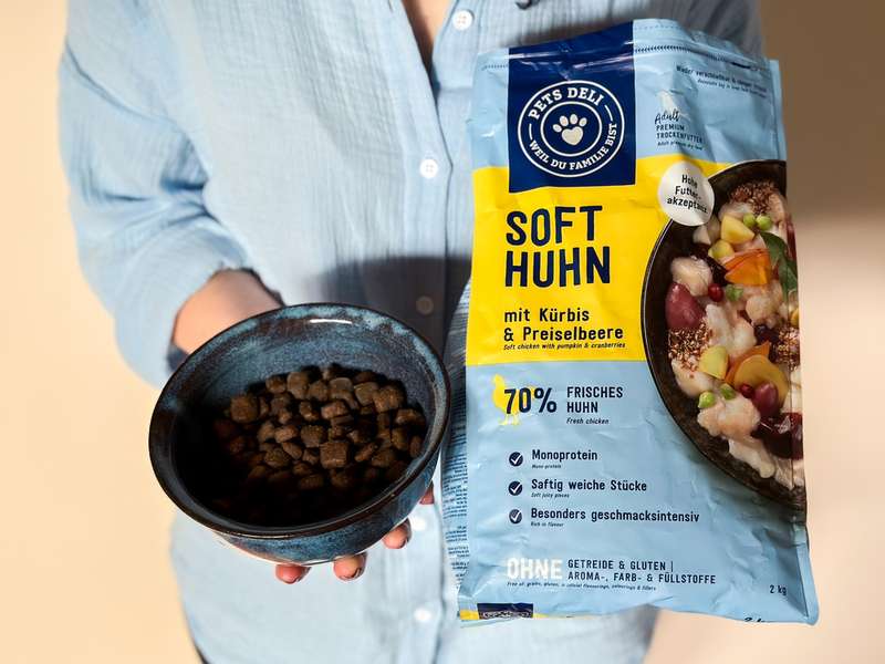 Futtersack von Pets Deli und das Trockenfutter in einer Schüssel