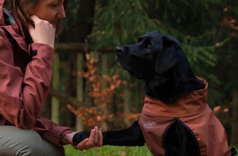 Sali und Julia von Dogorama mit RevolutionRace Silence Proshell 3L Jacket