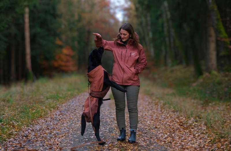 Sali und Julia von Dogorama mit RevolutionRace Silence Proshell 3L Jacket