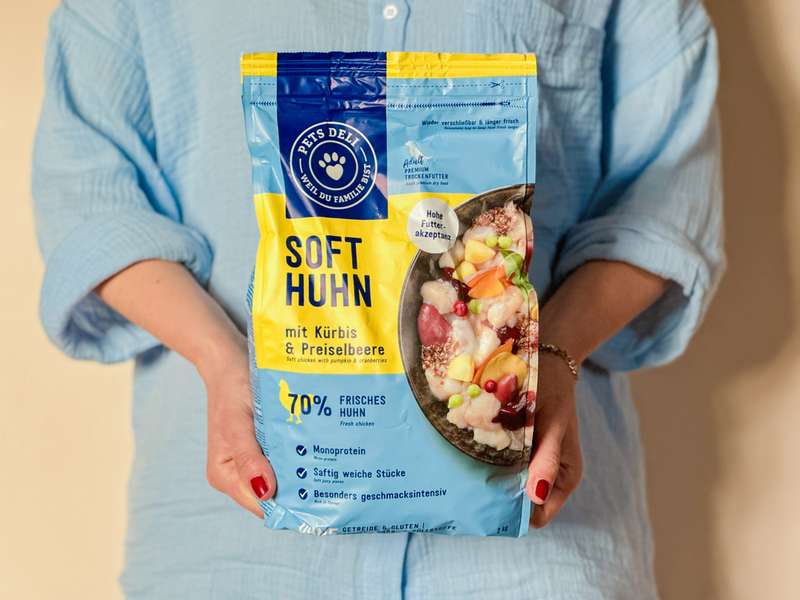 Pets Deli Trockenfutter Sack in den Händen