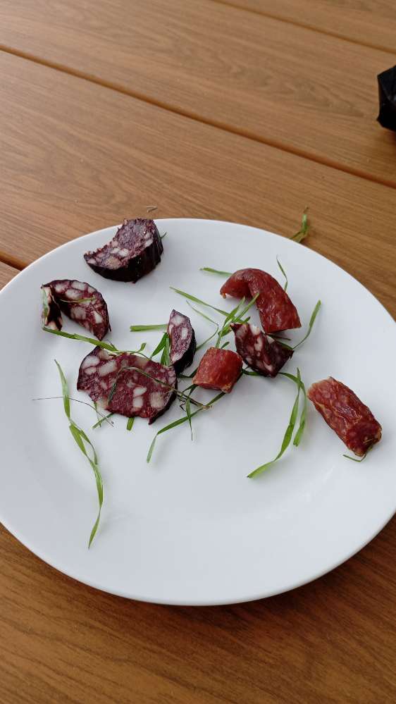 Giftköder-Wurstücke beim Baggersee am Wegrand.-Profilbild