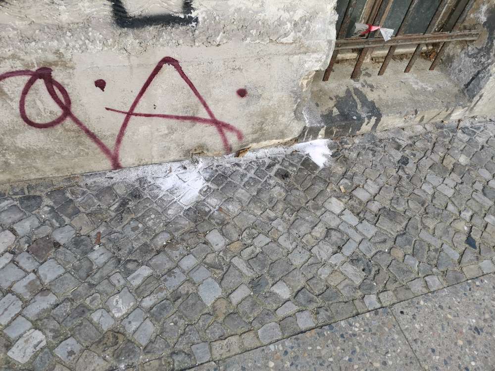 Giftköder-Weißes Pulver an Hauswand-Profilbild