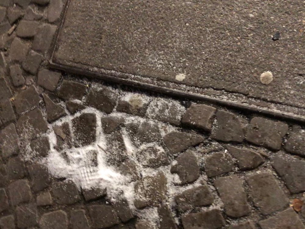 Giftköder-White mound of powder beside Aldi-Profilbild