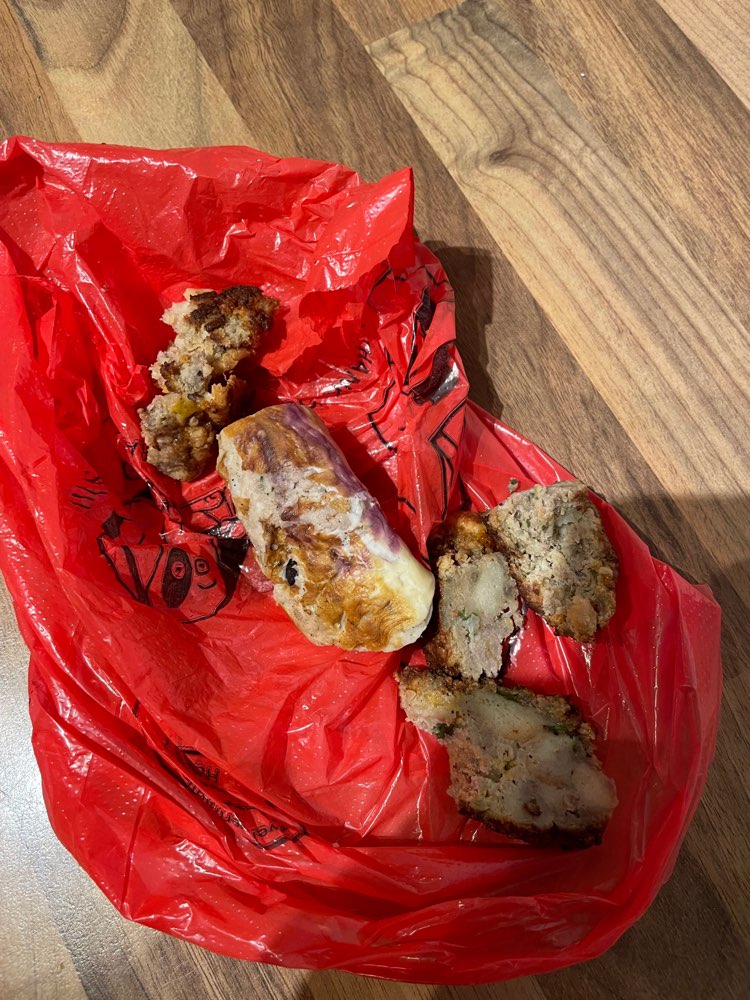 Giftköder-Würstchen und Frikadellen auf Straße-Profilbild