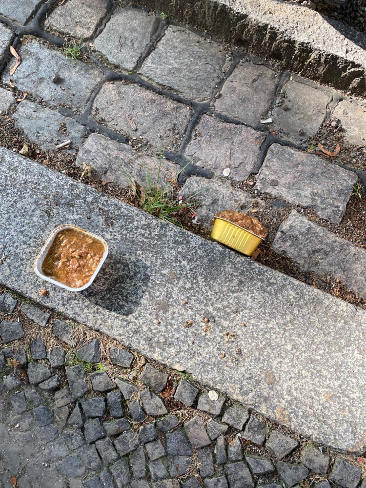 Giftköder-Nassfutter geöffnet am Gehweg-Profilbild