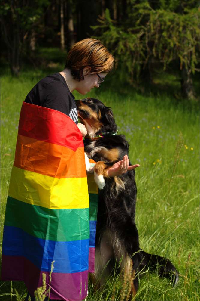 Hund mit Regenbogen Banner