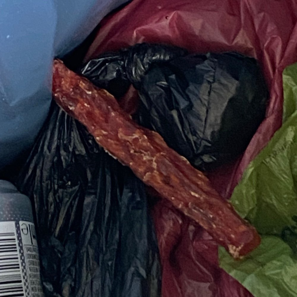 Giftköder-Trockenfleisch im hohen Gras-Profilbild