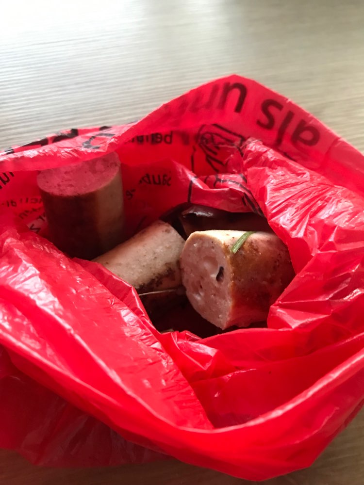Giftköder-Bratwurststücke und ein Schokoriegel-Profilbild