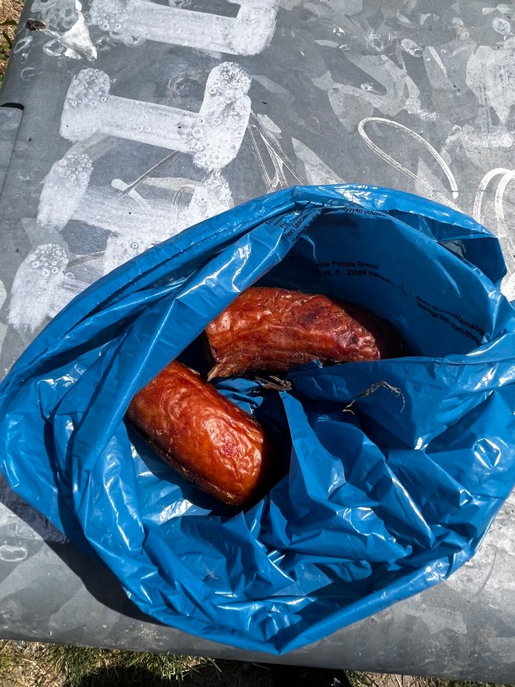 Giftköder-Wurststücke im Laub-Profilbild