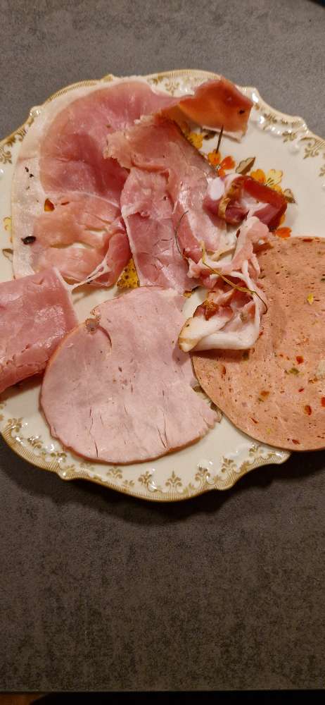 Giftköder-Verschiedene Wurstscheiben im Gras-Profilbild