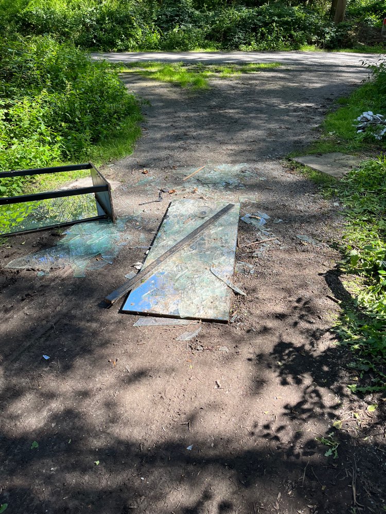 Giftköder-Zerstörter Glasschrank Benrather Forst-Profilbild