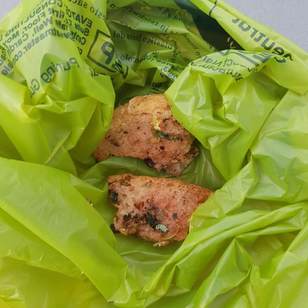 Giftköder-Brotstücke in rote Flüssigkeit getunkt-Profilbild