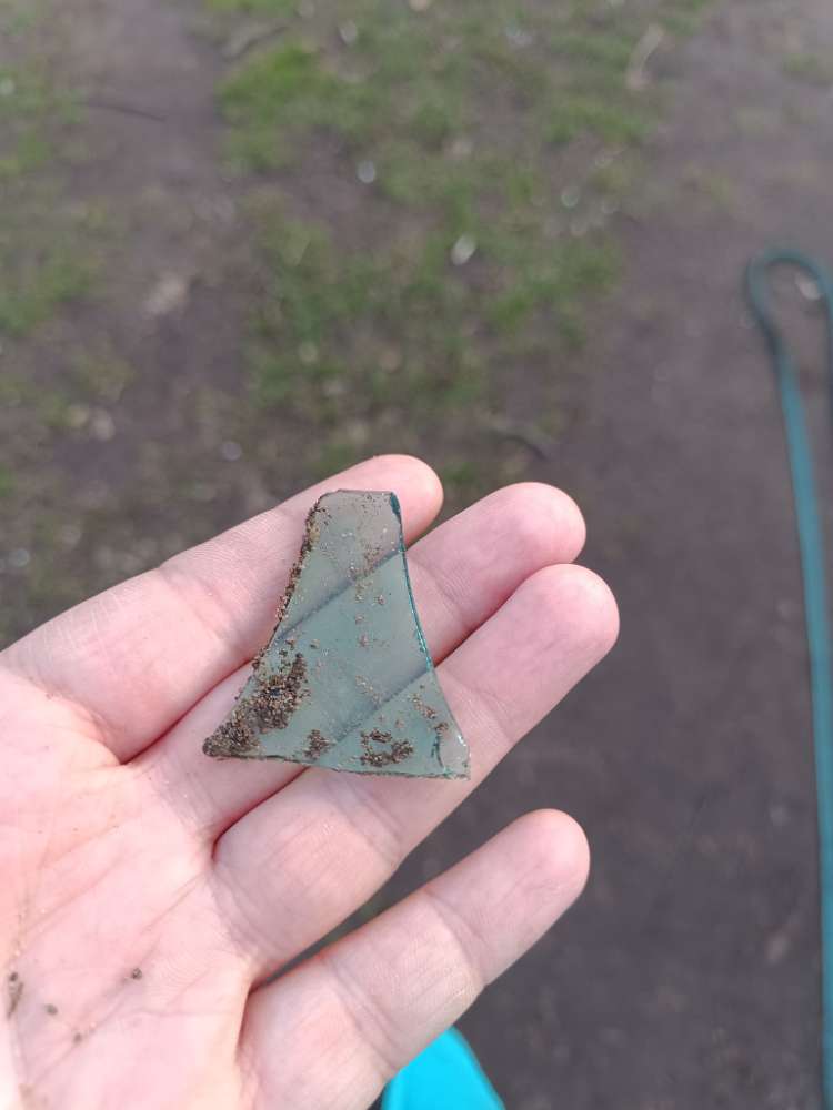 Giftköder-Glasscherben auf der Wiese-Profilbild