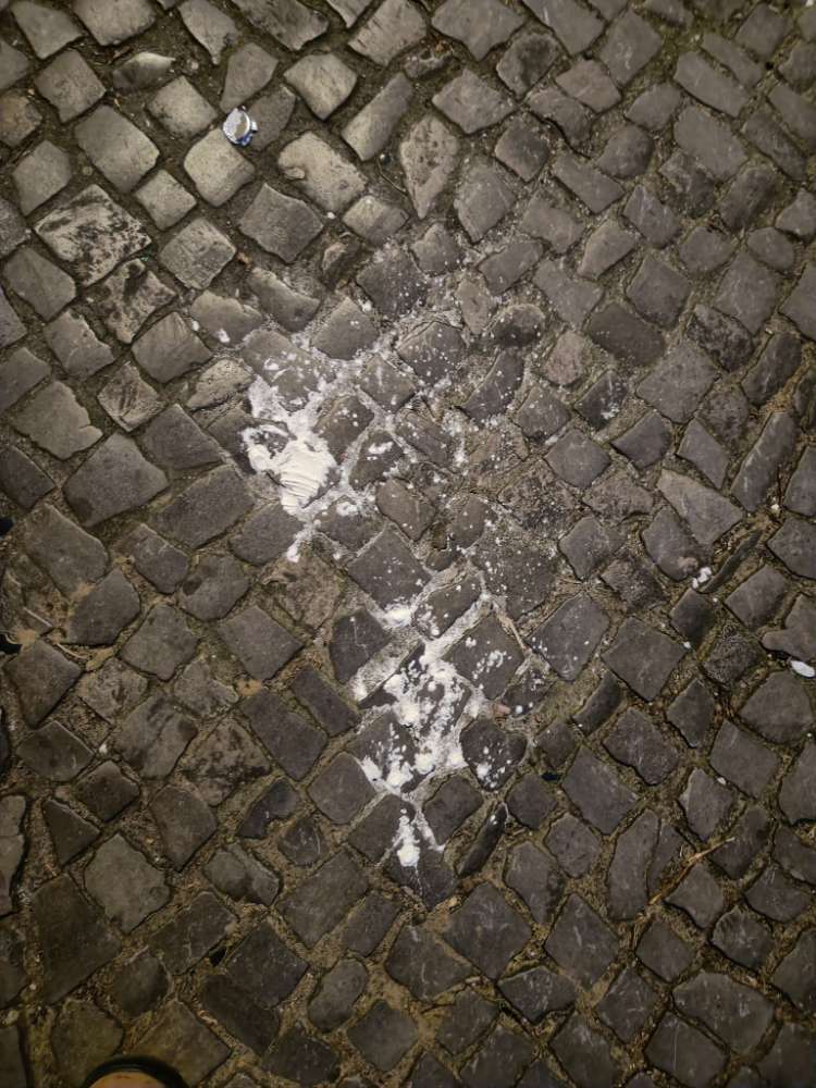 Giftköder-weißes pulver auf dem Gehweg-Profilbild