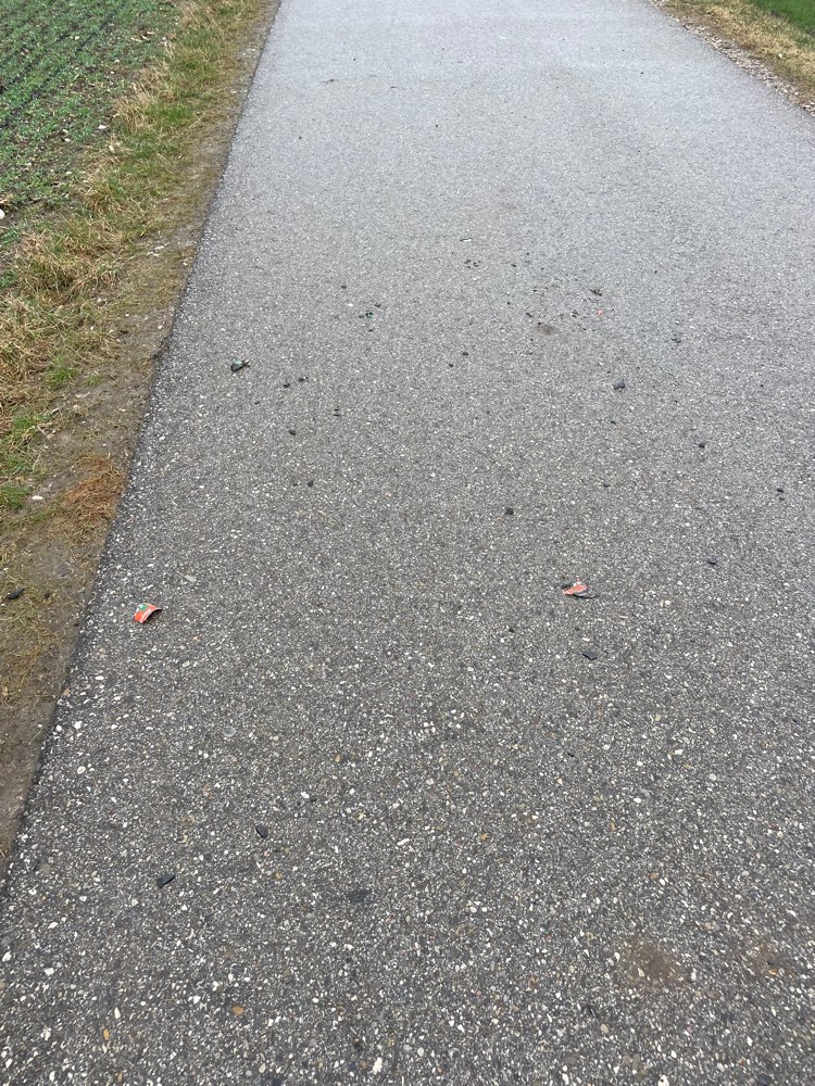 Giftköder-Glasscherben auf Weg am Feld-Profilbild