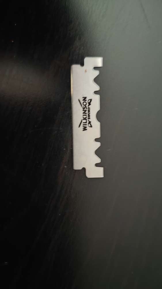 Giftköder-Rasierklinge im Boden-Profilbild