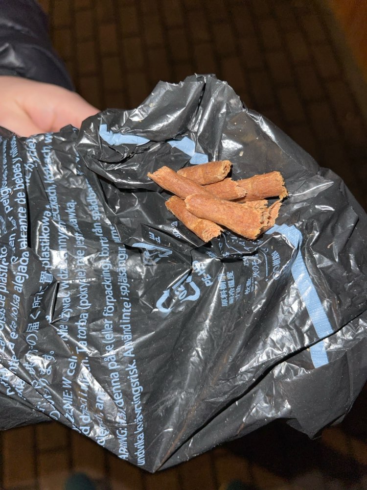 Giftköder-Leckerlies auf Fußweg-Profilbild