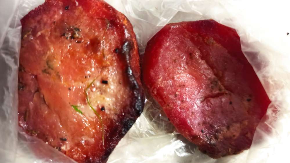 Giftköder-Wurstscheiben im Grünstreifen neben Feld-Profilbild