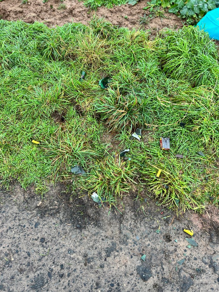 Giftköder-Glasscherben auf dem Feldweg-Profilbild