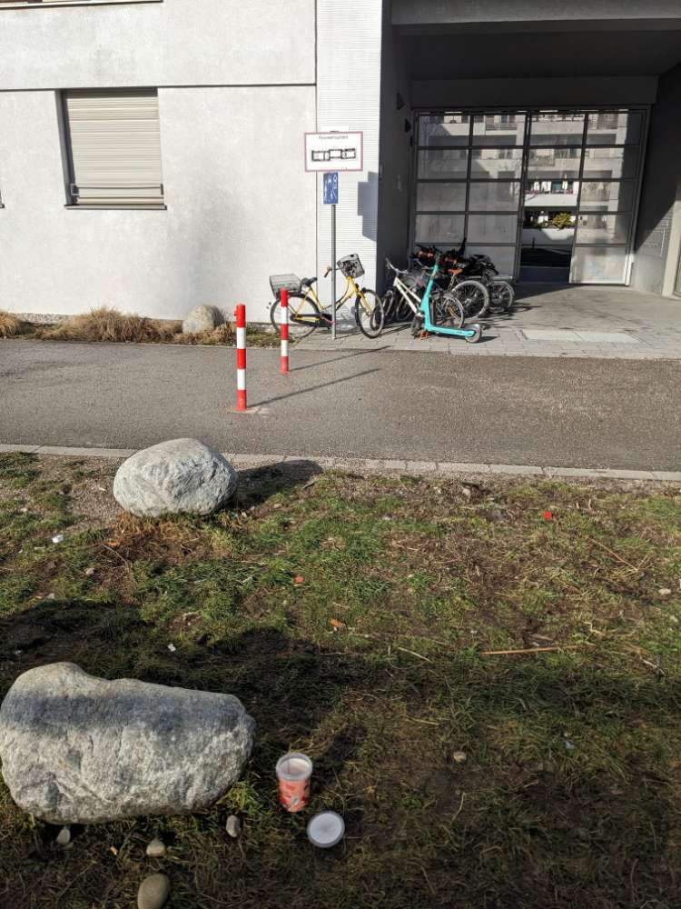 Giftköder-Glasscherben auf der Wiese-Profilbild