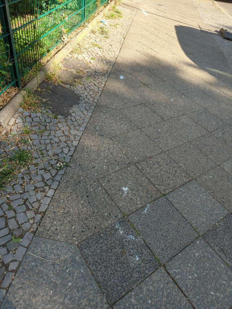 Giftköder-Weißes Pulver auf dem Gehweg-Profilbild