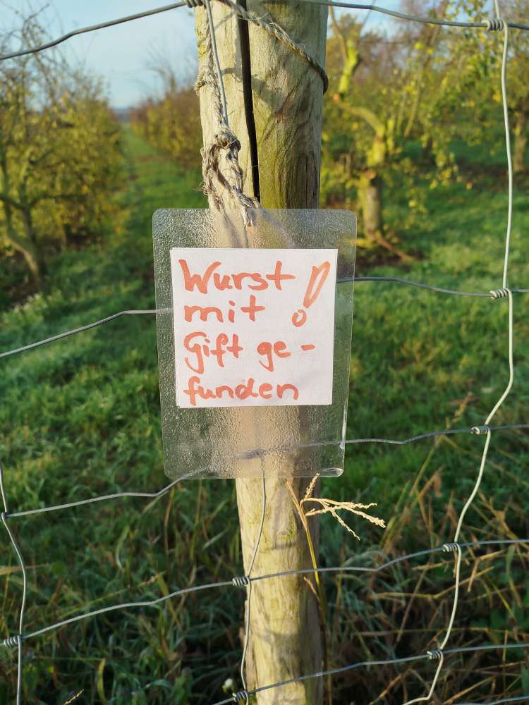 Giftköder-Warnschild am Heyerberg an der L 52-Profilbild