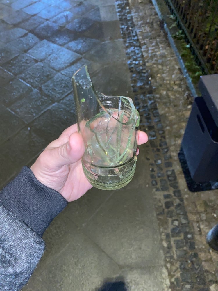 Giftköder-Glas auf der Wiese-Profilbild