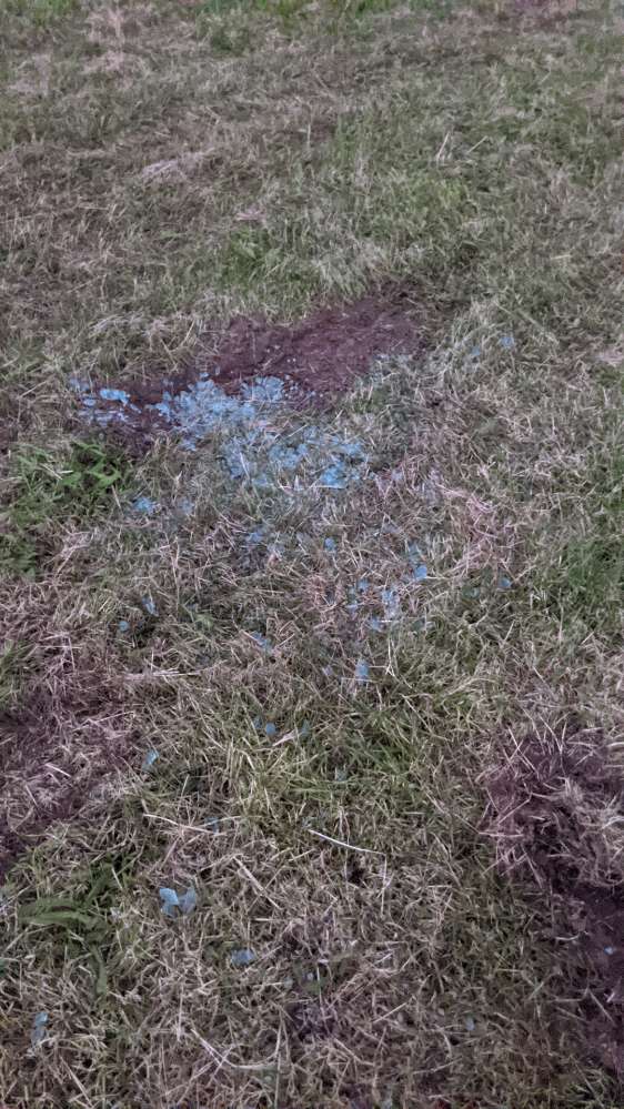 Giftköder-Glasscherben auf dem Feldweg-Profilbild