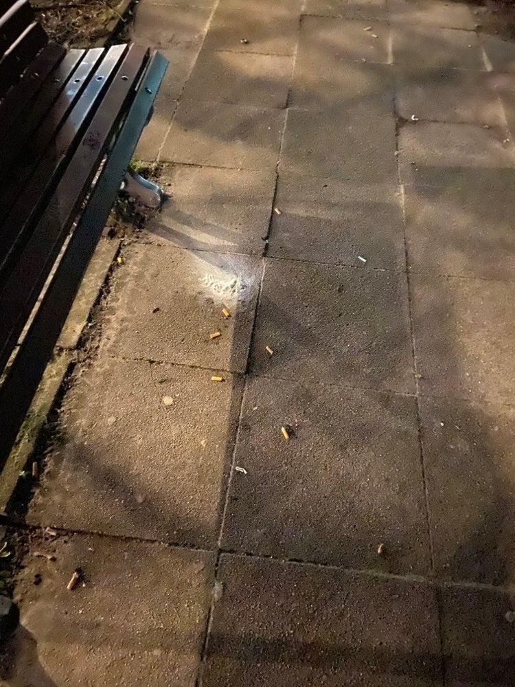 Giftköder-Weißes Pulver am Eingang vom Park-Profilbild