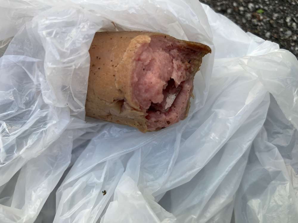 Giftköder-Wurststücke mit Glassplittern auf Wiese-Profilbild