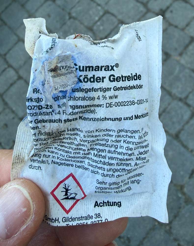 Giftköder-Mäusegiftköder im Weidenrand direkt am Wirtschaftsweg-Profilbild