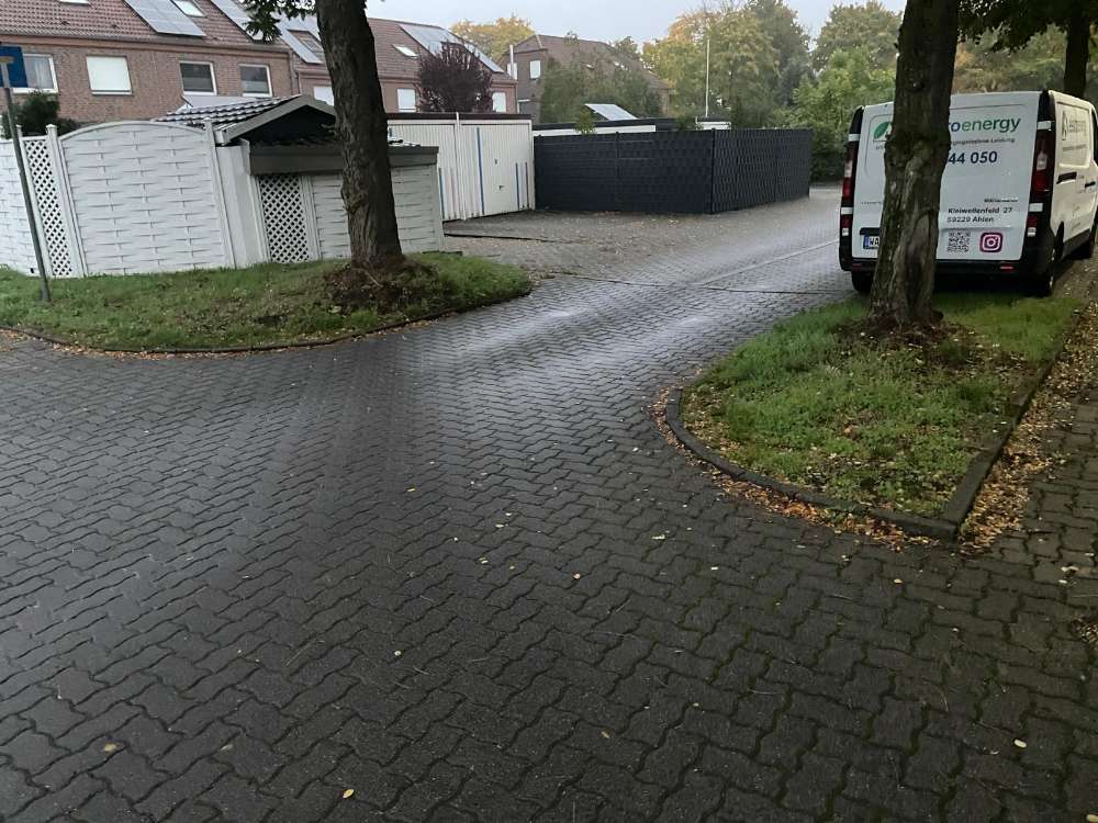 Giftköder-Frau verteilt etwas auf Grünflächen-Profilbild