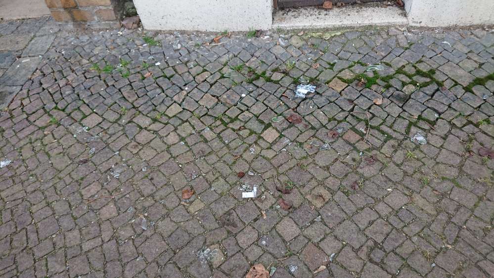 Giftköder-Glasscherben auf dem Gehweg-Profilbild