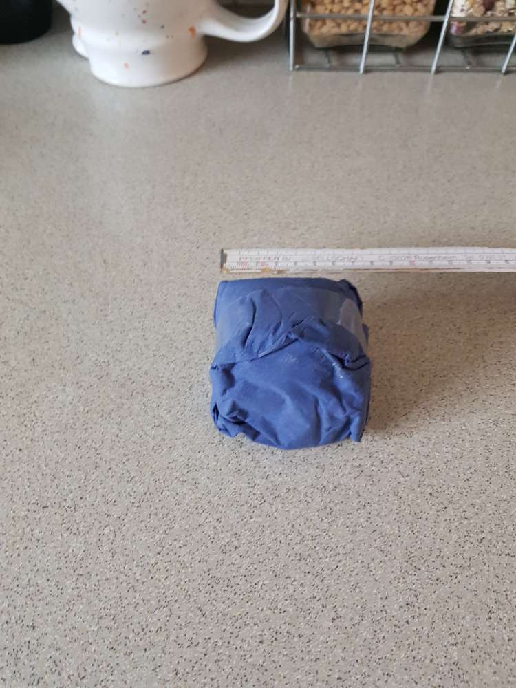 Giftköder-(Wurst?)-Würfel in blauen Servietten-Profilbild