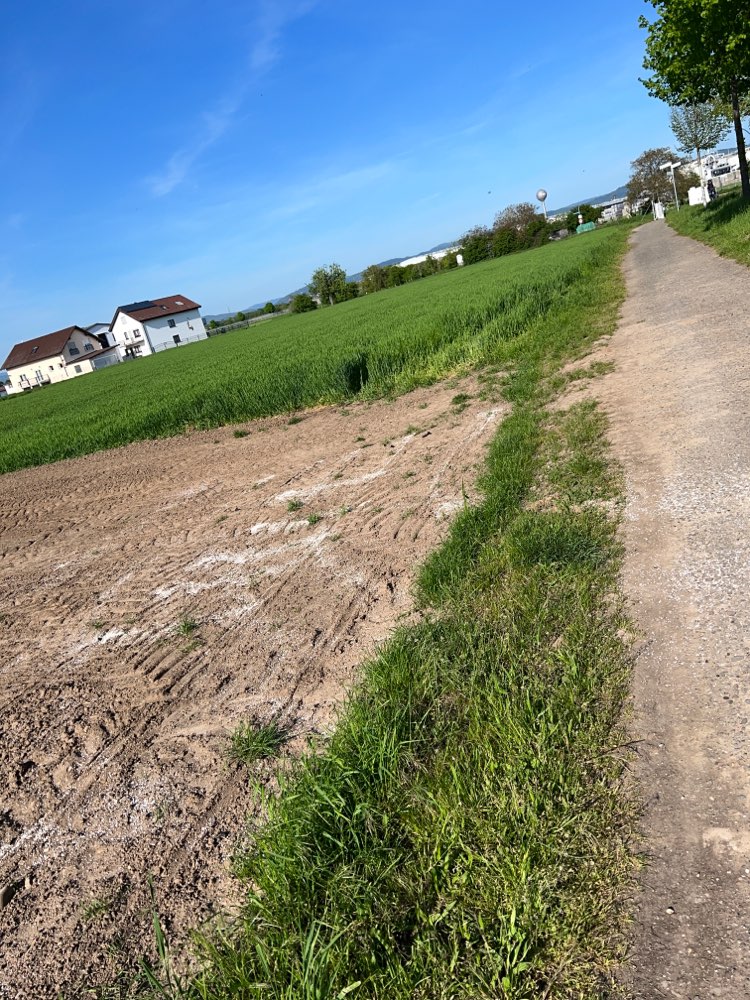Giftköder-Dünger auf Feld / Weg-Profilbild