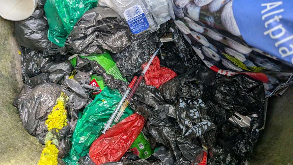 Giftköder-Spritzen mit Blut und Kanülen-Profilbild