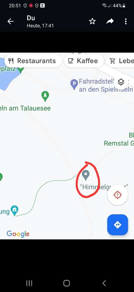 Giftköder-Bratwurst roh in der Wiese im hohen Gras-Profilbild