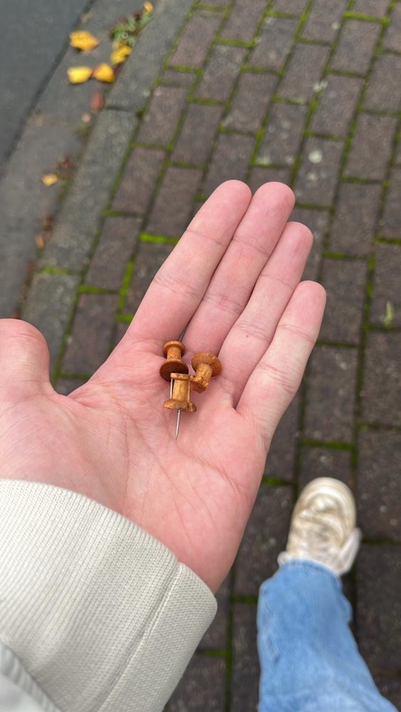 Giftköder-Reißzwecken auf dem Bürgersteig-Profilbild